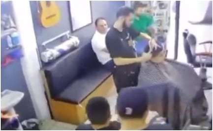 VIDEO Así fue el ataque a barbería de Los Mochis, Sinaloa, que dejó un muerto y un herido; un niño se encontraba en el lugar