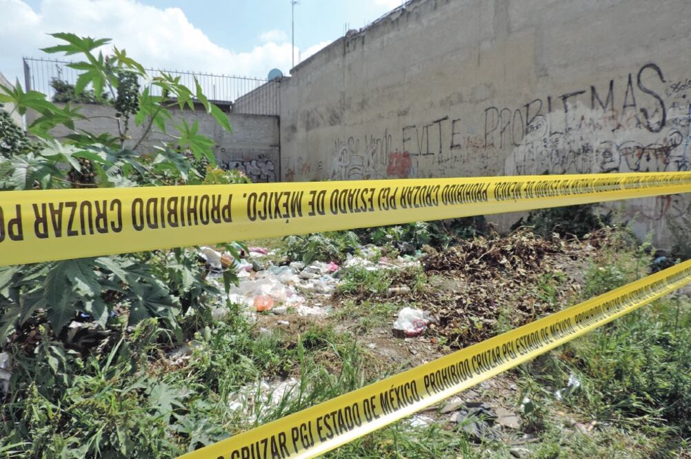 El predio baldío, en donde fueron encontrados restos humanos, se ubica en Playa Pie de la Cuesta, a menos de 100 metros de distancia del departamento que Juan Carlos “N” y Patricia “N” rentaban en una vecindad en Jardines de Morelos. (JUAN MANUEL BARRERA)