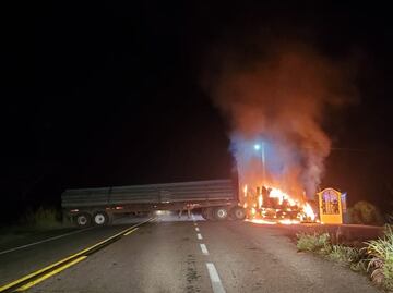 Grupo armado irrumpe en Tecpan, Guerrero; reportan enfrentamientos, bloqueos y quema de tráileres