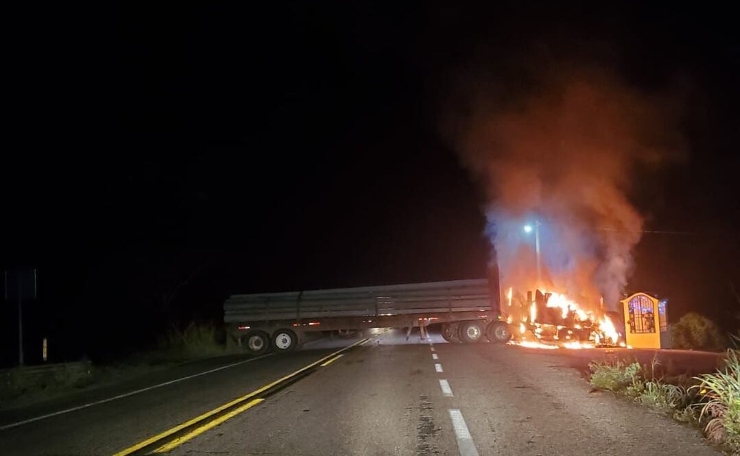 También se quemaron por lo menos tres tráiler que cruzaron en la carretera federal Acapulco-Zihuatanejo. Foto: Especial