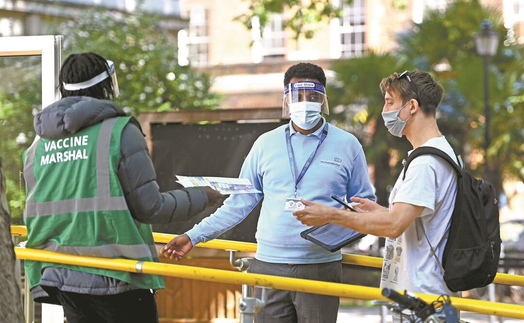 Un joven entra a un centro de vacunación contra el coronavirus en Londres. Foto: ANDY RAIN. EFE