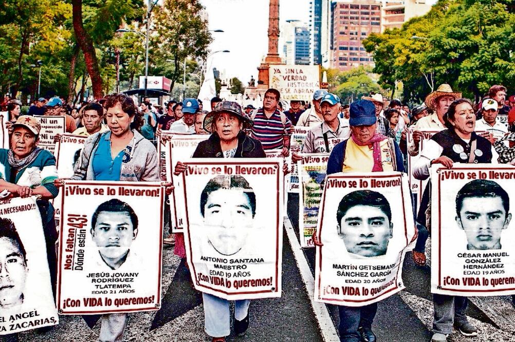 Los padres de los 43 normalistas desaparecidos dicen que solamente hay dos opciones: seguir hasta encontrarlos o que se demuestre que fueron quemados. ARCHIVO EL UNIVERSAL