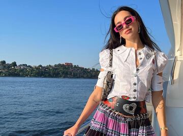 Dua Lipa impone tendencia con sensual top de hombros caídos