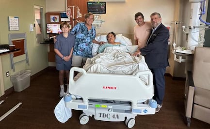 Reportan estable a Julia Aracelis, madre del pequeño Federico y sobreviviente de accidente aéreo en Texas; hombre que la rescató la visita