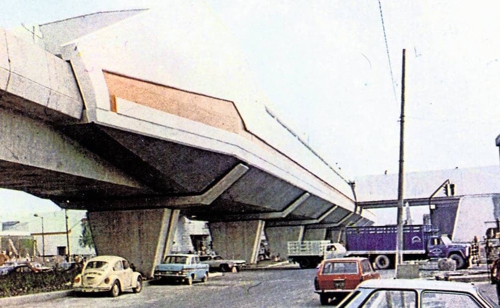 Una fotografía en la que se aprecia la estación Talismán de la Línea 4 del Metro, poco después de su inauguración en 1981. La vista es hacia el cruce de la avenida Congreso de la Unión y Talismán. Colección Villasana.