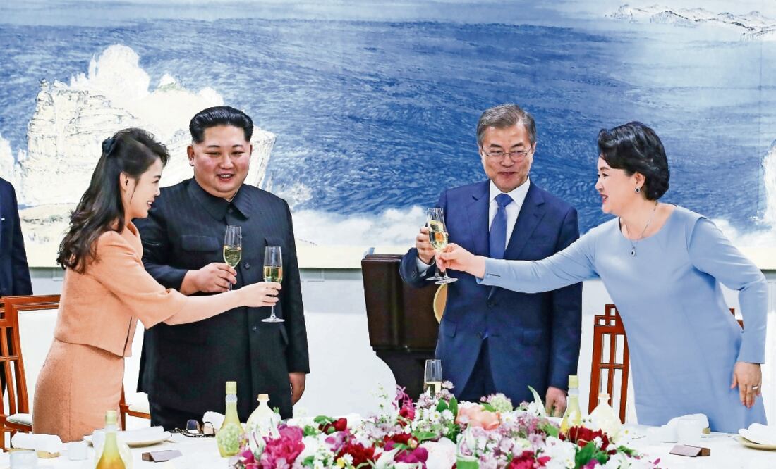 El presidente de Corea del Norte, Kim Jong-un; su esposa Ri Sol-ju; el mandatario de Corea del Sur, Moon Jae-in, y su cónyuge, Kim Jung-sook, ayer durante la cena que puso fin a la cumbre. Foto: AFP