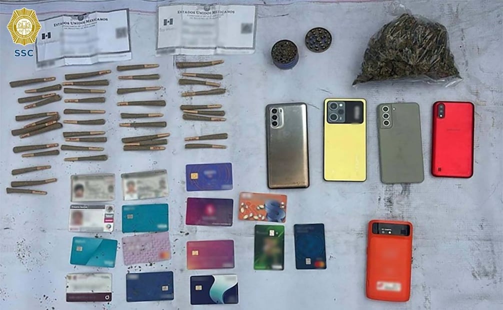 A las cuatro sospechosas les aseguraron 43 dosis de presunta droga, una bolsa con marihuana a granel. Foto: Especial