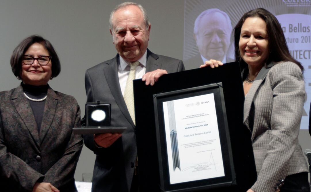 Francisco Serrano recibió la Medalla Bellas Artes y un reconocimiento de manos de la directora del INBA, Lidia Camacho, Foto: Notimex