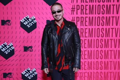 Entregan anillo de compromiso en alfombra rosa de los MTV MIAW