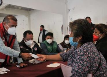 Entregan apoyos a 42 familias damnificadas tras derrumbe en cerro del Chiquihuite