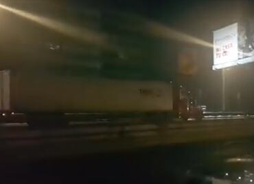 Multan a conductor de tráiler que circuló en sentido contrario en Periférico