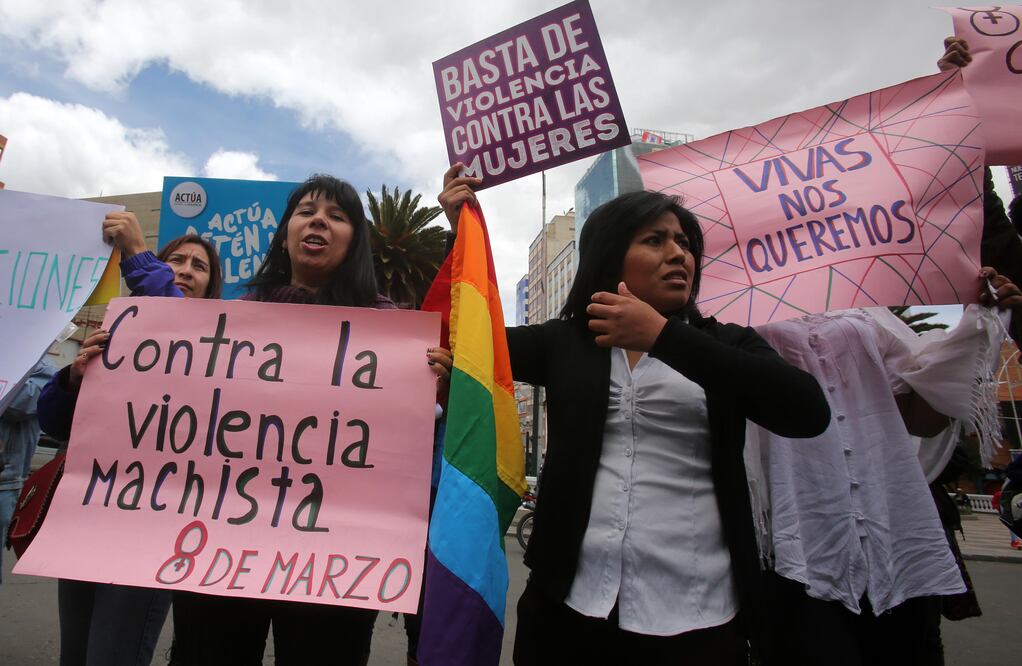 Decenas de mujeres se manifiestan en el Día Internacional de la Mujer,en contra de la violencia de género en el centro urbano de La Paz, Bolivia  (Foto: EFE)