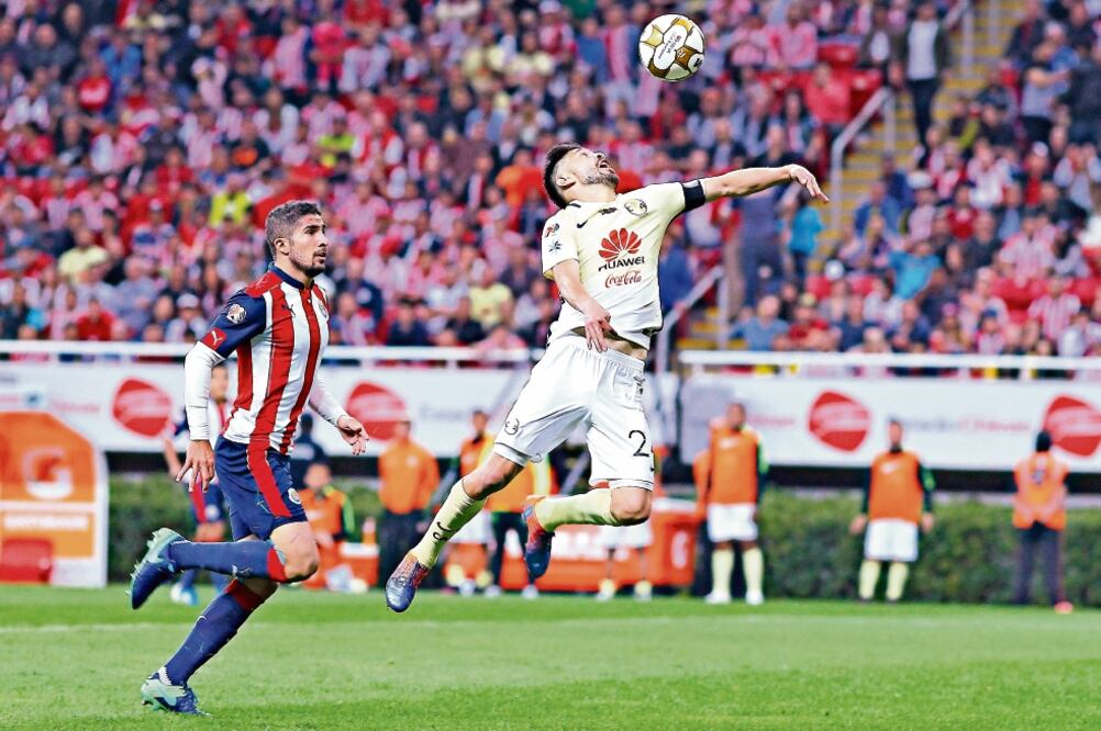 Oribe buscó su oportunidad por alto y lo consiguió para batir a Chivas (JORGE BARAJAS. IMAGO7)