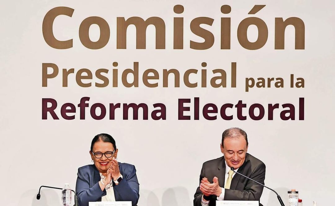 Rosa Icela Rodríguez, titular de la Segob, y Alfonso Durazo, gobernador de Sonora, durante la audiencia pública de la Comisión Presidencial para la Reforma Electoral en ese estado. Foto: Especial