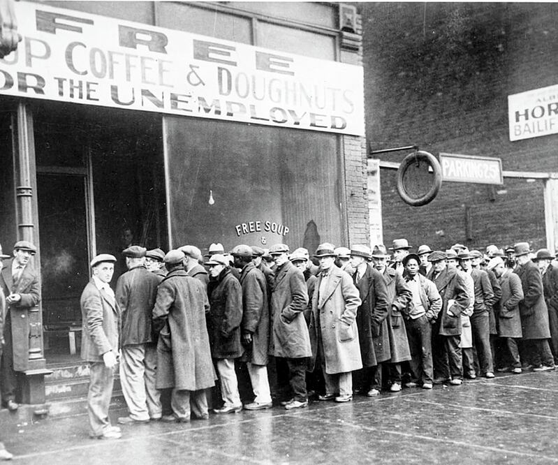 Fila de desempleados frente a un comedor de beneficencia en Nueva York durante los años de la Gran Depresión. Foto: ESPECIAL