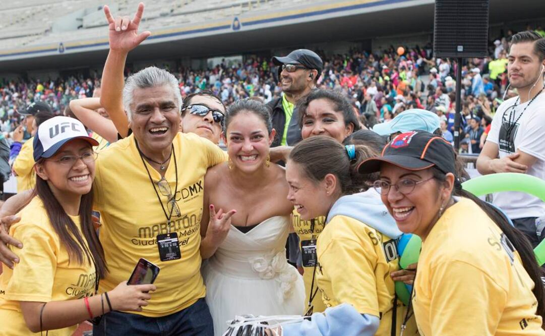 "Novia runner" se roba el show en el Maratón