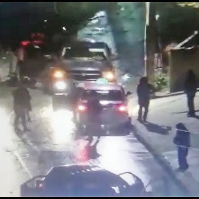 En las imágenes se aprecia cuando el comando revisa un taxi e incluso los hombres se acercan a un domicilio para buscar algo o a alguien. Foto: TOMADA DE VIDEO