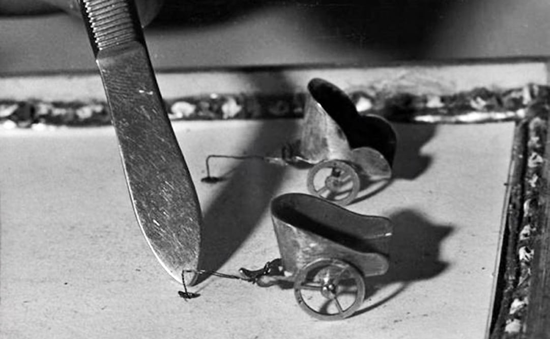 Un par de pulgas circenses tirando de carruajes. El sitio The American Scholar consideró que “el circo de pulgas no era, ni es, un espectáculo de lujo, sino una diversión familiar y una forma más rentable de entretenimiento de masas”. Foto: ESPECIAL/BizarroBazar.