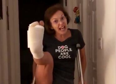 Tras operación de dedo medio, Laura Flores ya da pataditas