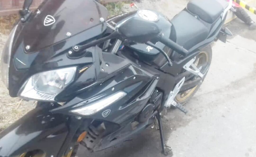 Moto en la que salía la pareja que fue baleada en Acolman. Foto: Especial