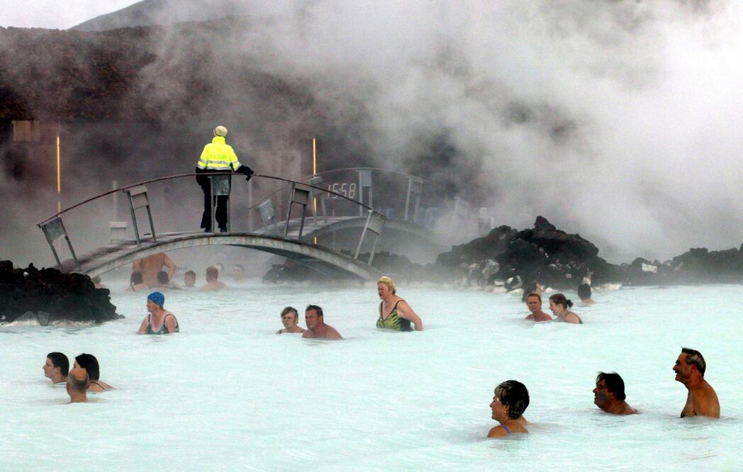 Bañistas disfrutan de las cálidas aguas de la Laguna Azul en Islandia el 5 de septiembre de 2003. Foto: AP