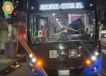 Detienen a una mujer y dos hombres por dañar un trolebús en la Cuauhtémoc