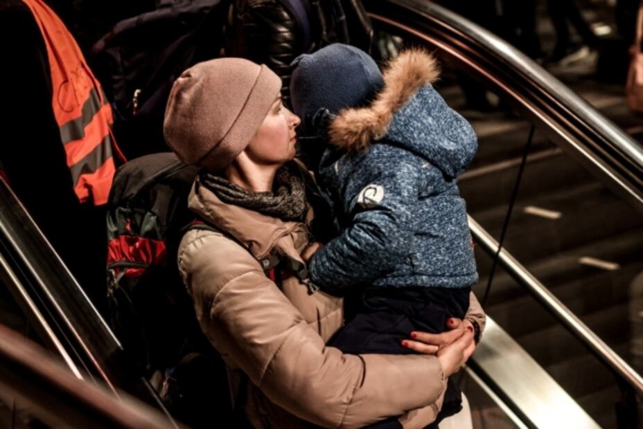 Guerra Rusia-Ucrania: arribo de refugiados a Berlín recuerda la llegada de desplazados en 1945