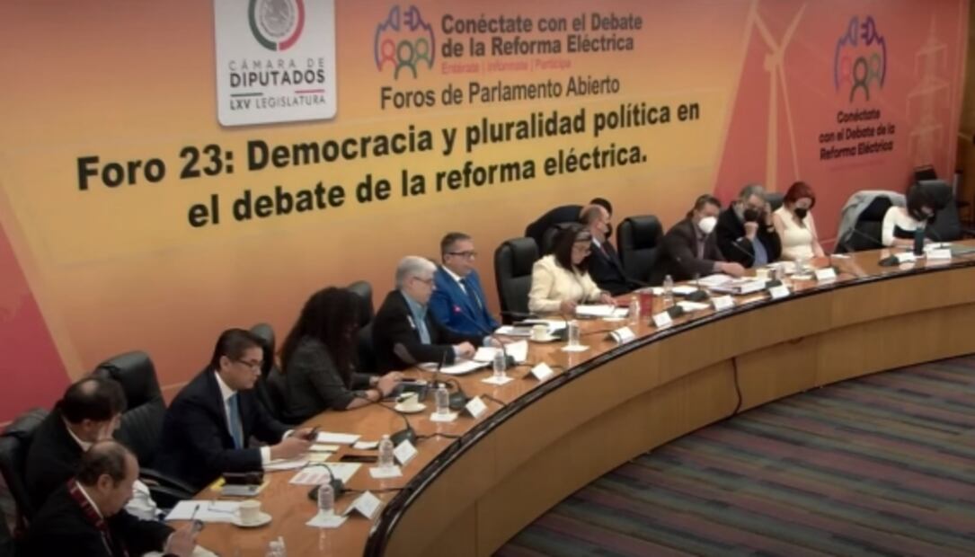 “El Fisgón”, Villamil, Fernanda Tapia y Pedro Miguel defienden reforma eléctrica de AMLO en foro