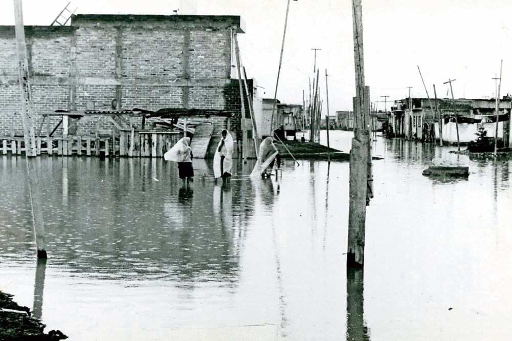 Aspecto de las calles inundadas en una colonia en Nezahualcóyotl. Foto tomada el 30 de junio de 1968 (ARCHIVO GRÁFICO EL NACIONAL/ INEHRM)