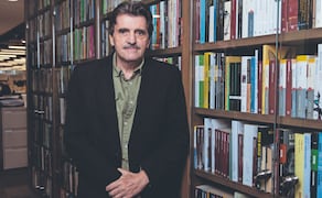 Entrevista al escritor Enrique Serna, por su novela El dios hambriento. Foto Hugo Salvador/ EL UNIVERSAL