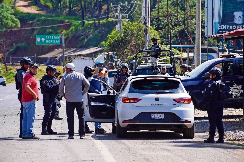 Como parte del reforzamiento de la seguridad en Michoacán, agentes federales realizaron ayer revisiones aleatorias en los accesos a Uruapan. Foto: de JUAN JOSÉ ESTRADA. CUARTOSCURO