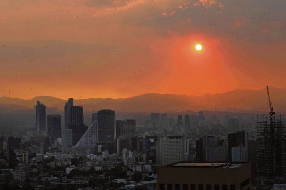 La ausencia de viento, un cielo despejado y elevados niveles de radiación solar provocaron que la Ciudad de México registrara uno de los días más contaminados en la última década (JUAN CARLOS REYES. EL UNIVERSAL)