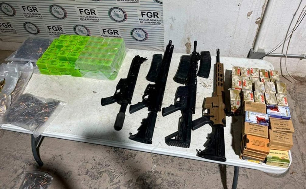 Detienen a hombre armado en Altar, Sonora; aseguran más de 8 mil cartuchos y fusiles.
Foto: Especial.