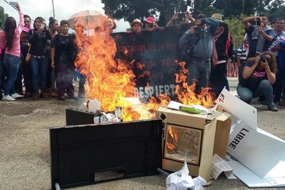 Queman casillas en varios puntos de Oaxaca