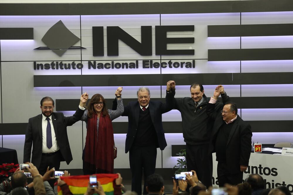 Representantes de Morena acudieron ante el INE para entregar su convenio de coalición con el PES y el PT. (FOTO: Valente Rosas. EL UNIVERSAL)