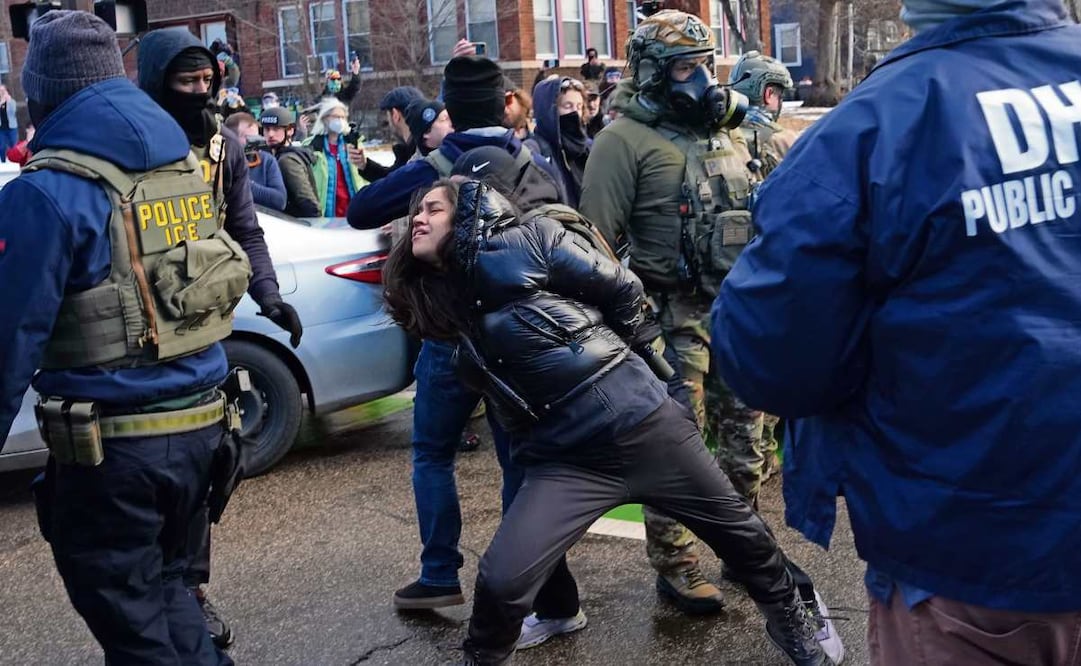 Aliya Rahman, al ser detenida por agentes federales cerca del lugar donde Renee Good fue asesinada a tiros por un agente de ICE la semana pasada, en Minneapolis. Foto: Adam Gray / AP