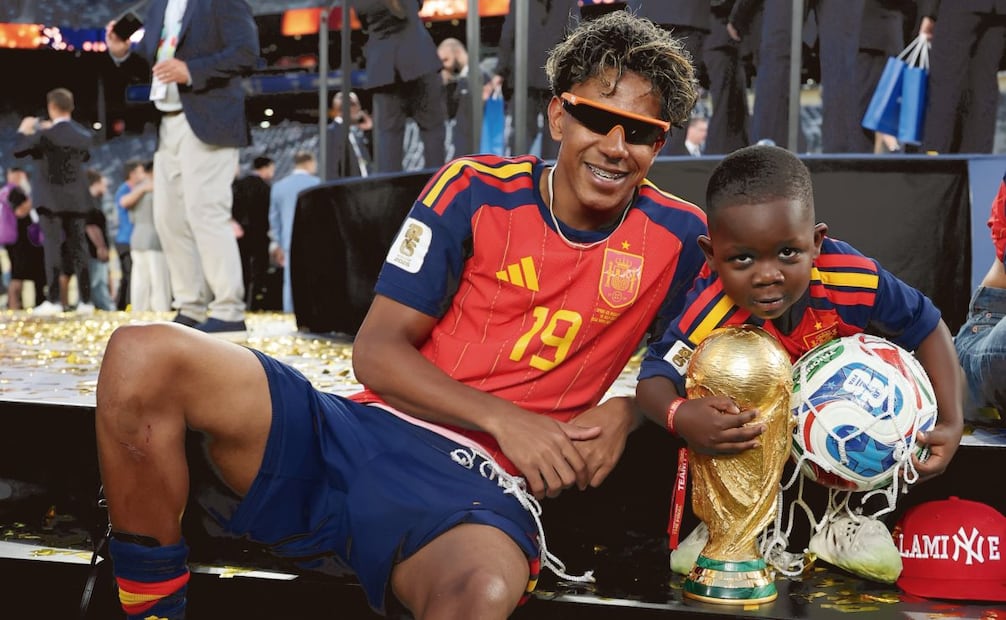 El festejo de Lamine Yamal con su hermanito, imperdible. Foto: HÉCTOR VIVAS/GETTY IMAGES