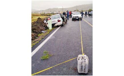 Taxistas compiten por pasaje y provocan carambola en Edomex