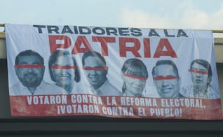 "Traidores a la patria"; colocan lonas contra diputados oaxaqueños que votaron contra reforma electoral
