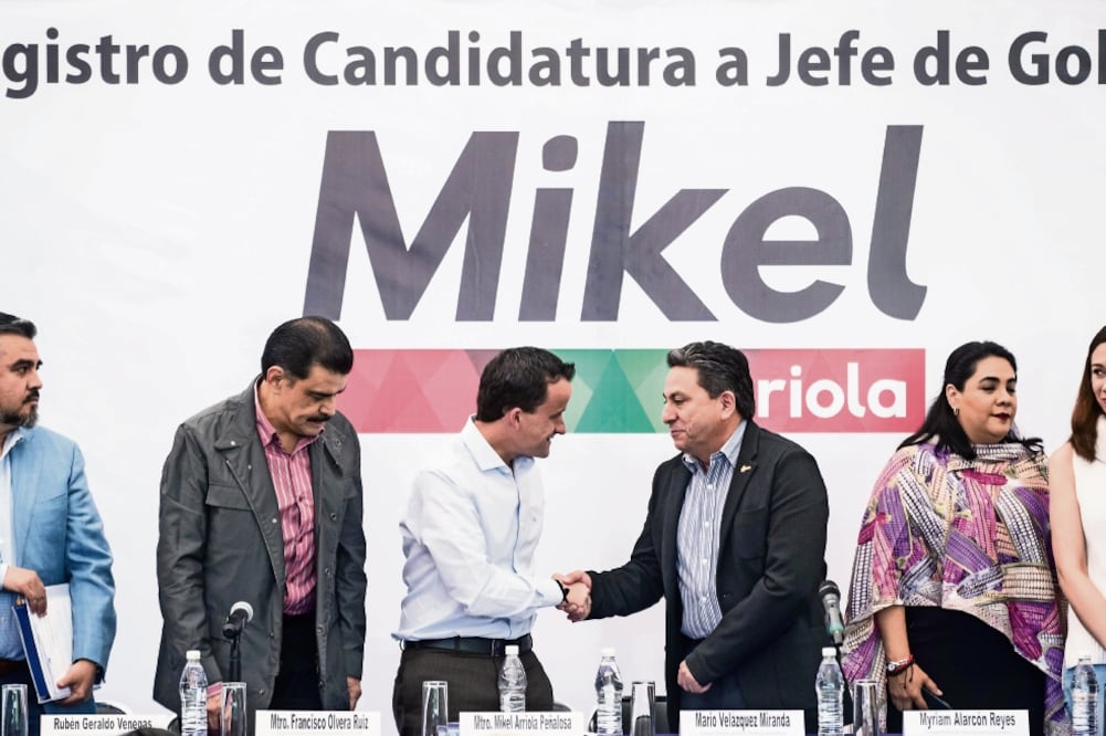 En el registro de Mikel Arriola estuvieron presentes el líder local del PRI, Francisco Olvera, y el presidente del Instituto Electoral local, Mario Velázquez. Foto: GERMÁN ESPINOSA. EL UNIVERSAL