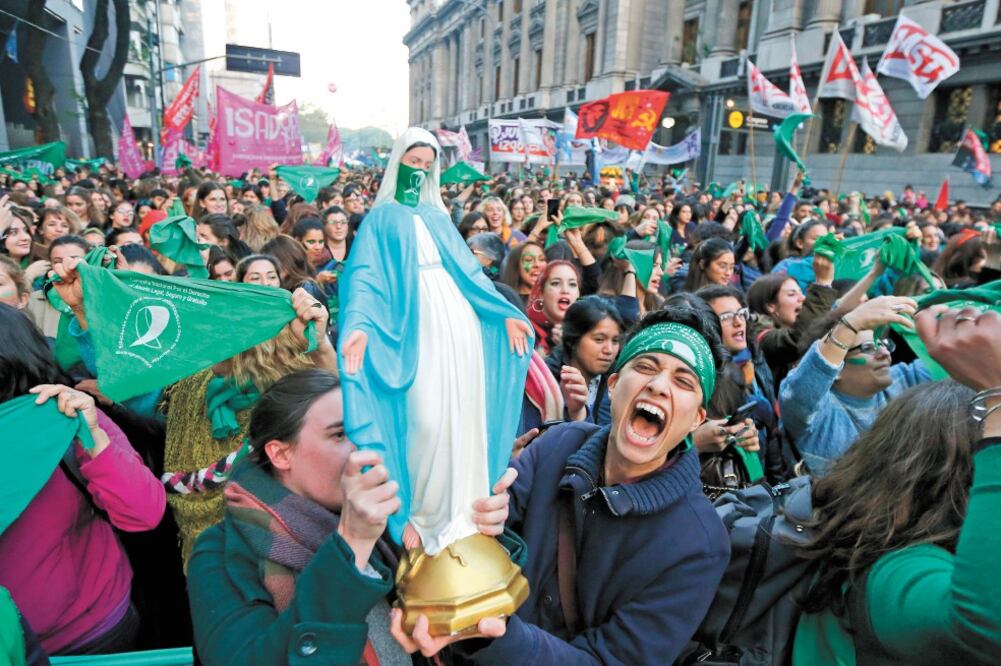 Cientos de jóvenes se concentraron ayer afuera del Congreso para apoyar la iniciativa por la legalización del aborto, en Buenos Aires. Foto: MARCOS BRINDICCI. AP