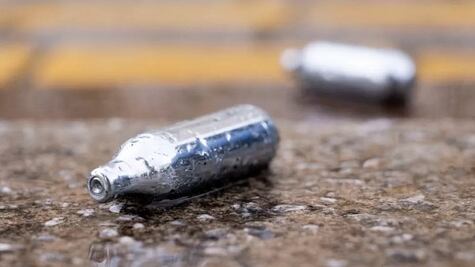 Gas de la risa: estos son los peligros de una las drogas más usadas en Reino Unido y otros países europeos
