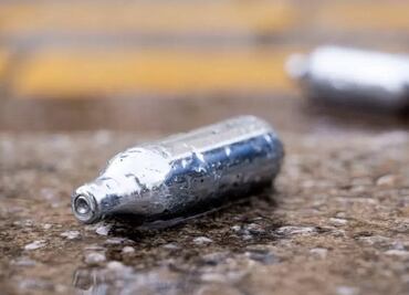 Gas de la risa: estos son los peligros de una las drogas más usadas en Reino Unido y otros países europeos