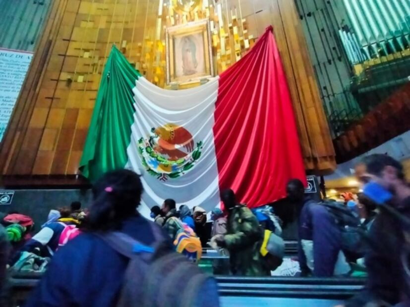 Migrantes le rezan a la Virgen de Guadalupe; "Nos trataron como animales", dicen tras choque con policías 