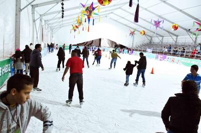 Llega pista de hielo, teleférico y lluvia de nieve a Neza; estará hasta el 7 de enero