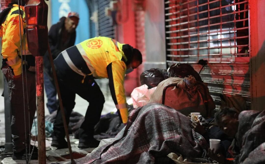 Protección Civil de Monterrey inició recorridos en distintos puntos del área metropolitana para repartir cobijas y bebidas calientes. Foto: Especial