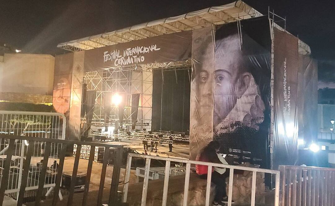 En la Alhóndiga y la Plaza de las Ranas, técnicos y auxiliares checan ya sistemas de sonido y la iluminación, verifican estructuras y fijan anuncios para la inauguración.Foto:Xóchitl Álvarez/EL UNIVERSAL 