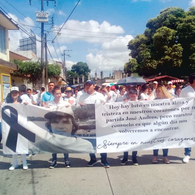 En una marcha silenciosa, jóvenes con playera blanca recorrieron la avenida Libertad, demandando esclarecer el homicidio del joven estudiante. (ESPECIAL)
