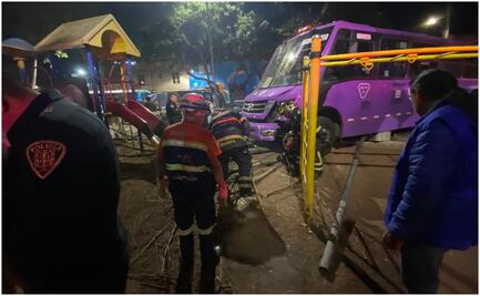 Segundo accidente de transporte público en CDMX; camión se impacta contra valla metálica y juegos infantiles 