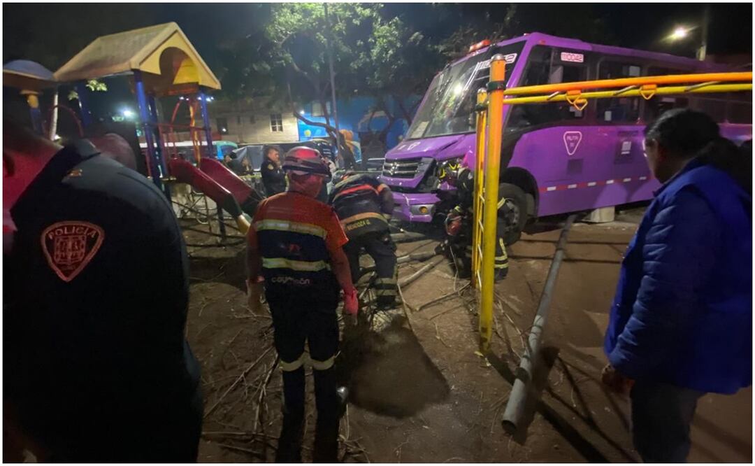 Este viernes, un camión se impacta contra valla metálica y juegos infantiles en la alcaldía Coyoacán (22/11/2024). Foto: Especial